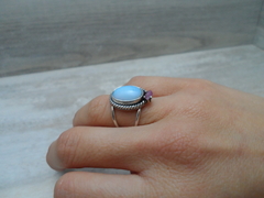 ANILLO PIEDRA DE LUNA CON CUBIC EMPAVONADO en internet