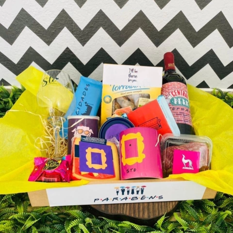 Cesta de Aniversário Especial - Friends