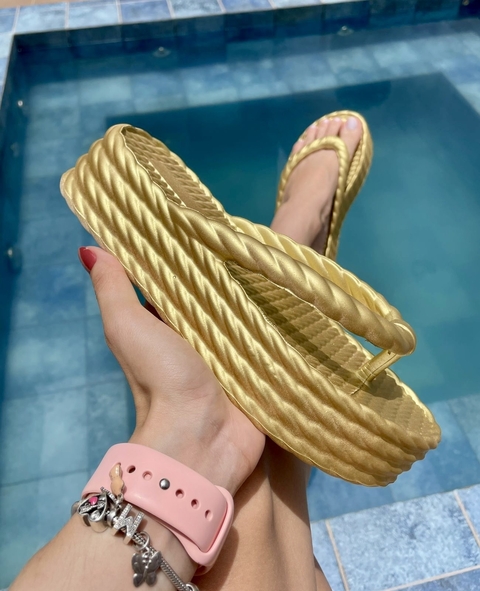 Chinelo Nuvem Metalizado
