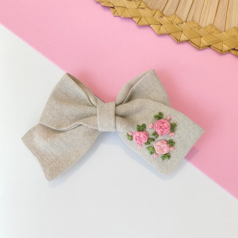 Laço bico de pato linho com bordado