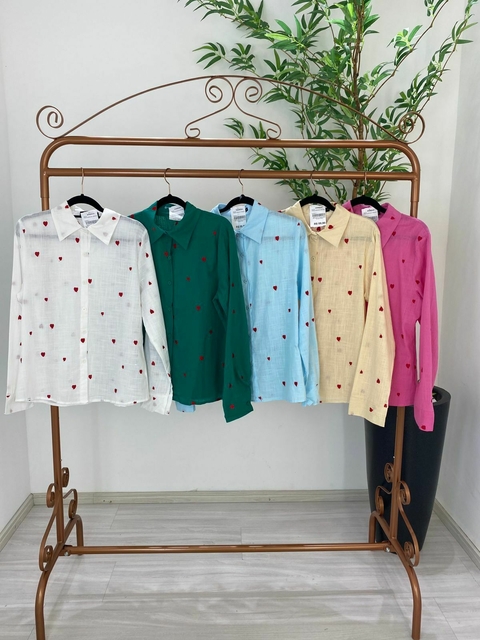 CAMISA BORDADA CORAÇÃO NUDE