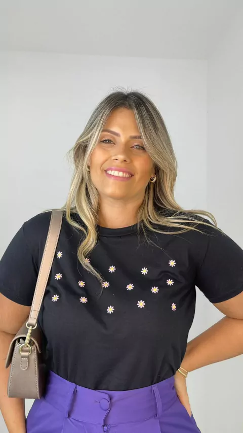 TSHIRT MARGARIDA BORDADA PRETA
