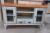 Mesa de TV provenzal con puerta