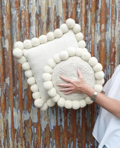 Almohadón cuadrado con pompones 40x40 cm. más pompones