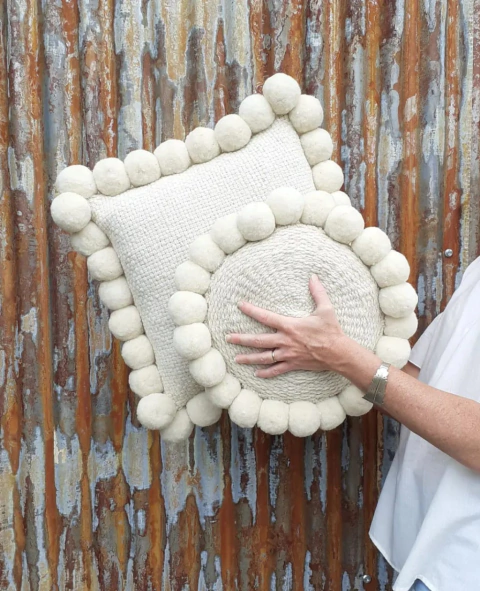 Almohadón cuadrado con pompones 40x40 cm. más pompones