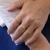 Petit Anel Lux V de Diamantes e Ouro 18K - loja online