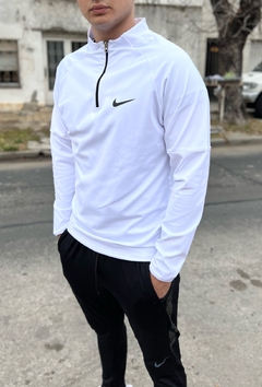 Conjunto NK blanco en internet