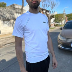 Remera NK Blanca Logo negro en internet