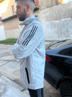 Campera Rompeviento Gris AD en internet