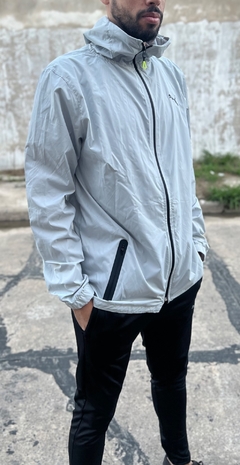 Campera Rompeviento Gris PM - tienda online
