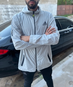 Campera Rompeviento Gris AD en internet
