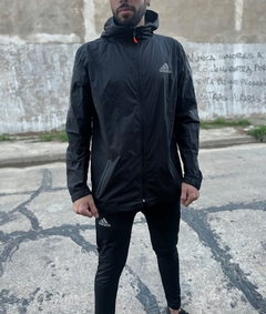 Campera Rompeviento Negra AD en internet