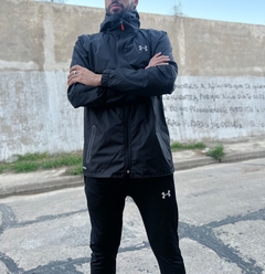 Imagen de Campera Rompeviento Negra UA