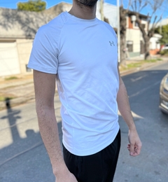 Remera UA Blanca logo gris reflex en internet