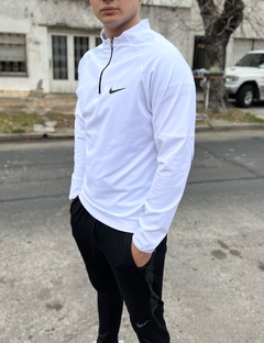 Buzo NK blanco en internet
