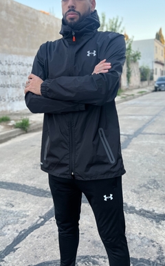 Campera Rompeviento Negra UA - comprar online