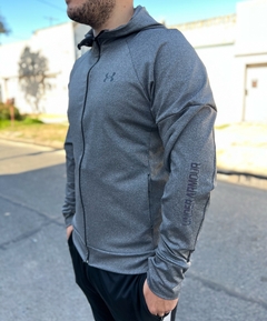 Campera UA gris topo en internet