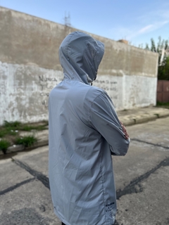 Conjunto Rompeviento Gris NK en internet