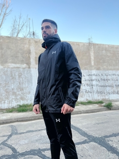 Campera Rompeviento Negra UA - tienda online