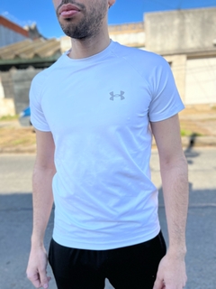 Remera UA Blanca logo gris reflex - comprar online