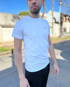 Remera UA Blanca logo gris reflex - GREGORIO.IND