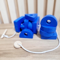 Juguete enhebrador de figuras geometricas azul