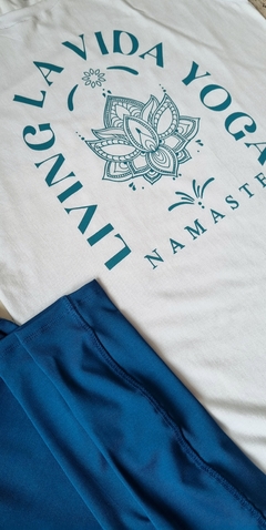 Remera LIVING LA VIDA YOGA - Diseño Yogui