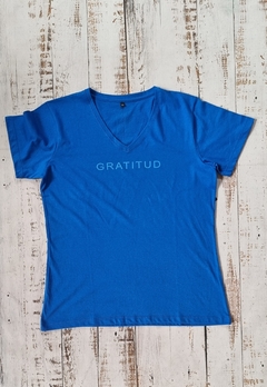 Remera escote V GRATITUD