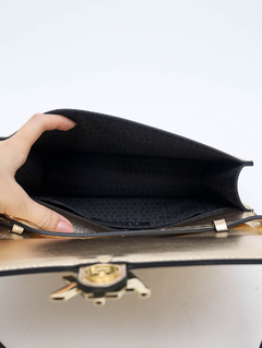 Bolsa Armani Exchange Dourada na internet
