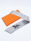 Lenço Hermès Black & White Horse na internet