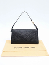 Bolsa Louis Vuitton Pochette Epi - Paris Brechó