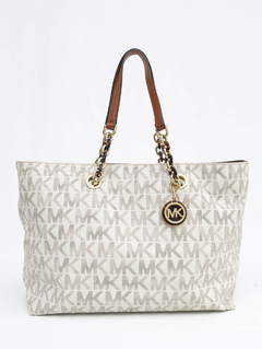 Bolsa Michael Kors Cynthia Média na internet