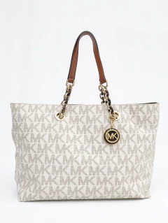 Bolsa Michael Kors Cynthia Média na internet