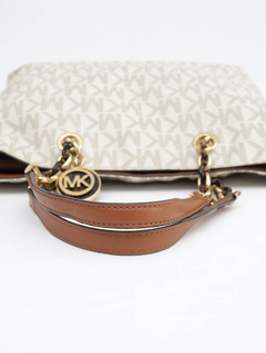 Bolsa Michael Kors Cynthia Média na internet