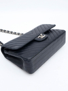 Imagem do Chanel Chevron Lambskin Classic Medium Double