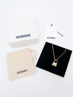 Colar Jacquemus na internet