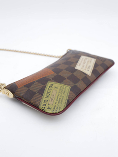 Pochette Louis Vuitton Milla MM Biscuit - comprar online