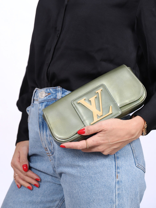 Clutch Louis Vuitton Vernis SoBe Oliva - comprar online