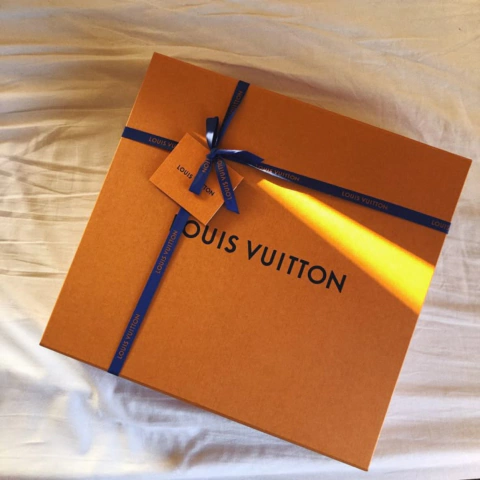 Embalagem de Grife LV - média - buy online