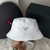 Chapéu Bucket Prada na internet