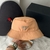 Chapéu Bucket Prada - Andreza Oliveira