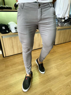 CALÇA SARJA ALFAIATARIA CALVIN KLEIN JEANS CIGARRETE - CINZA CLARO