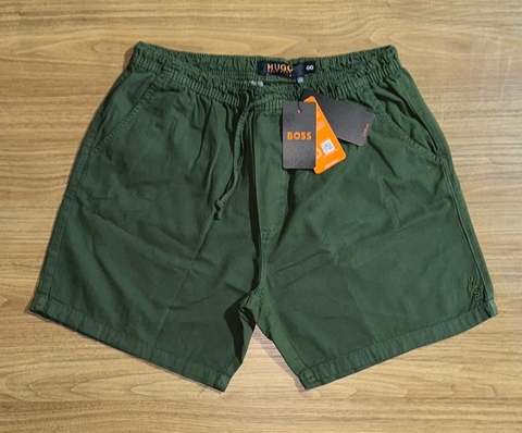 BERMUDA MAURICINHO BOSS SIMBOLO VERTICAL - VERDE ESCURO