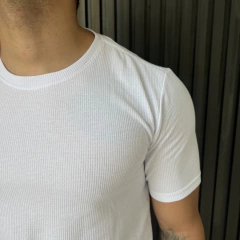 CAMISETA BÁSICA TEXTURIZADA - BRANCA - EleganceOutlet