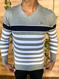 SUETER LACOSTE LISTRADO GOLA V - CINZA COM AZUL MARINHO E BRANCO