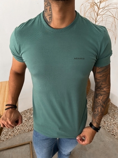 CAMISETA ARAMIS ESCRITA LATERAL - VERDE CLARO