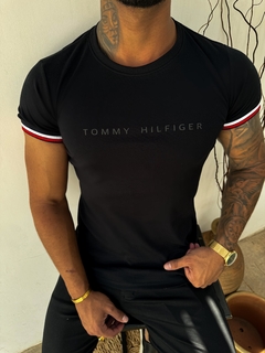 CAMISETA TOMMY HILFIGER TOM SOBRE TOM - PRETA