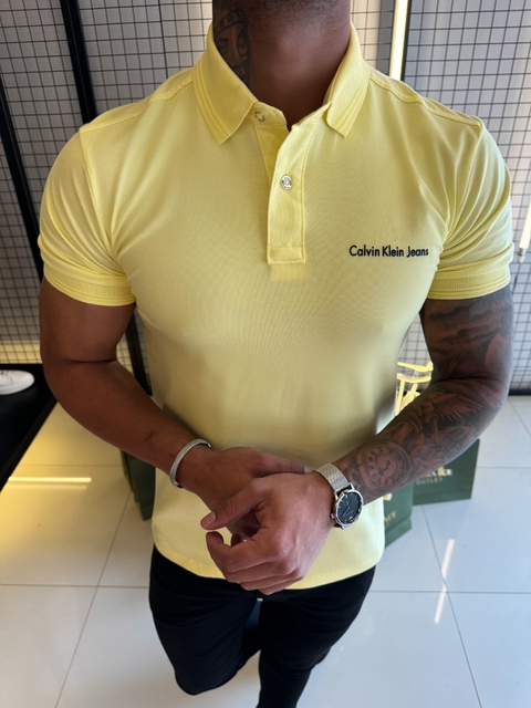 CAMISA GOLA POLO CALVIN KLEIN ESCRITA PRETA - AMARELA