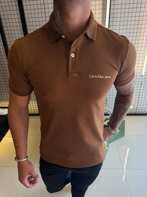 CAMISA GOLA POLO CALVIN KLEIN TOM SOBRE TOM - MARROM
