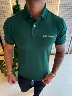CAMISA GOLA POLO CALVIN KLEIN ESCRITA BRANCA - VERDE ESCURO - comprar online